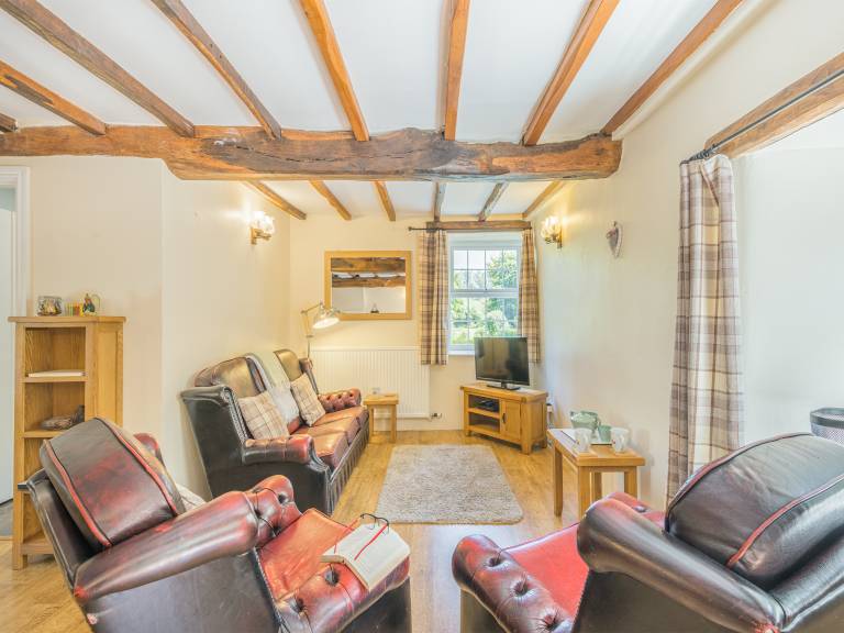 Family-oriented cottage with hot tub | River view | Pet-friendly — photo 4