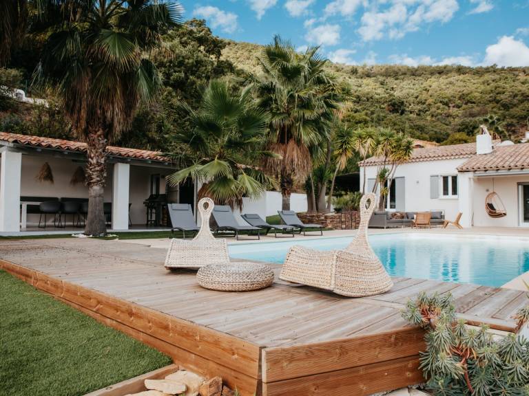 Vacation home with BBQ, private pool & garden — photo 3