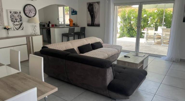 Holiday apartment with terrace, barbeque & yard — photo 2
