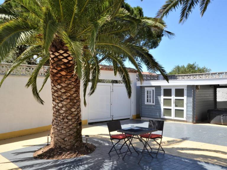 Charming Townhouse with BBQ, Terrace, and Wi-Fi in L'Escala, 800m from Beach — photo 4
