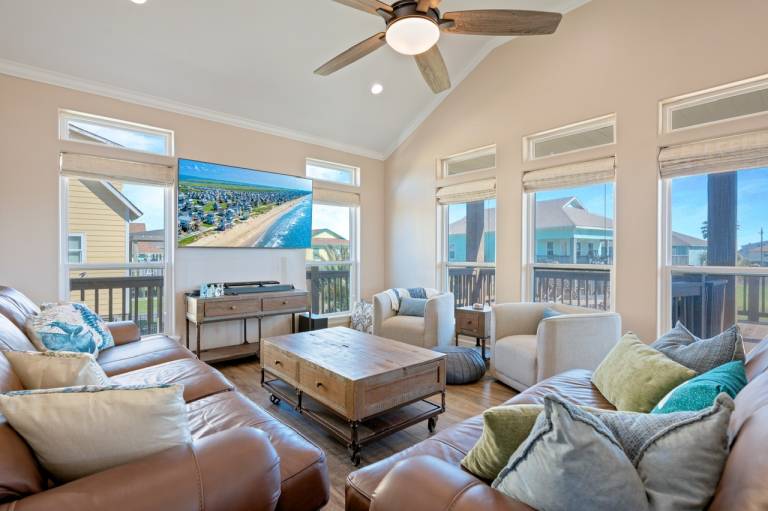 Vacation home with BBQ, yard & hot tub | Beach view — photo 5