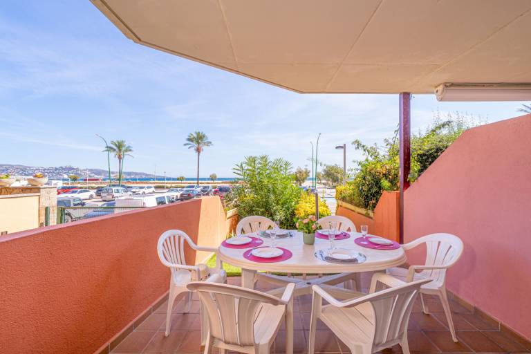 Holiday apartment with pool, yard & patio in Roses