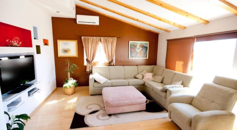 Rental apartment with terrace, barbeque & yard — photo 2