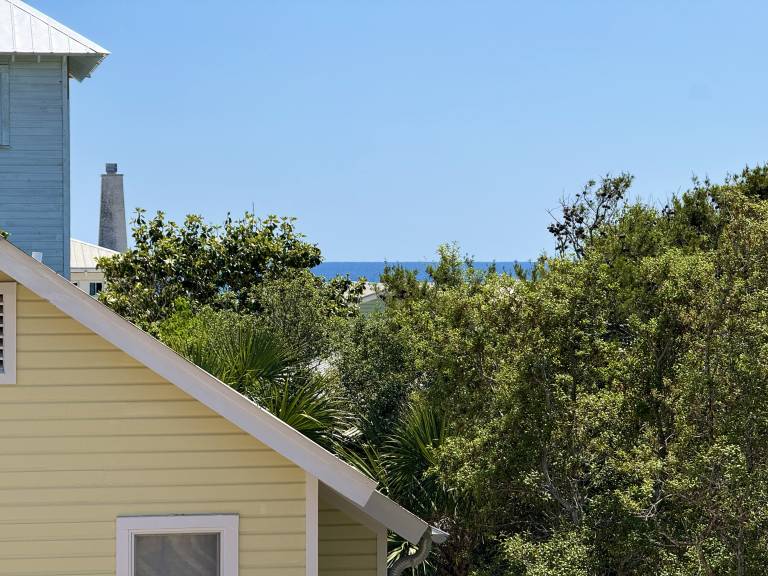 Vacation home with grill & pool — photo 3