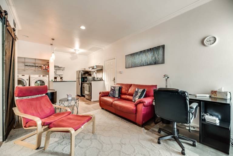 Apartment with pool — photo 3