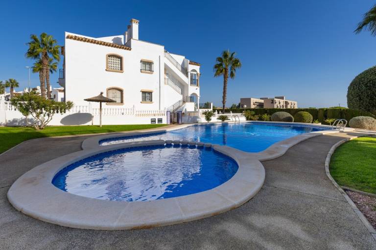 Fully equipped lovely villa with yard, pool & grill | Golf view | Pets are welcome — photo 5