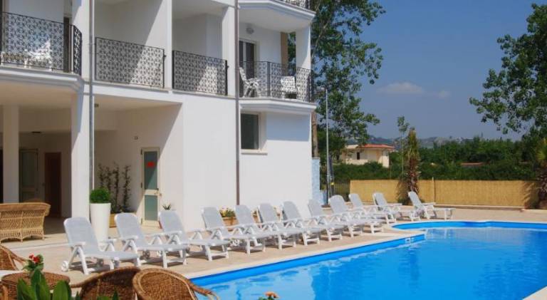 Beautiful serviced apartment with pool | Next to the beach | Pets allowed — photo 2