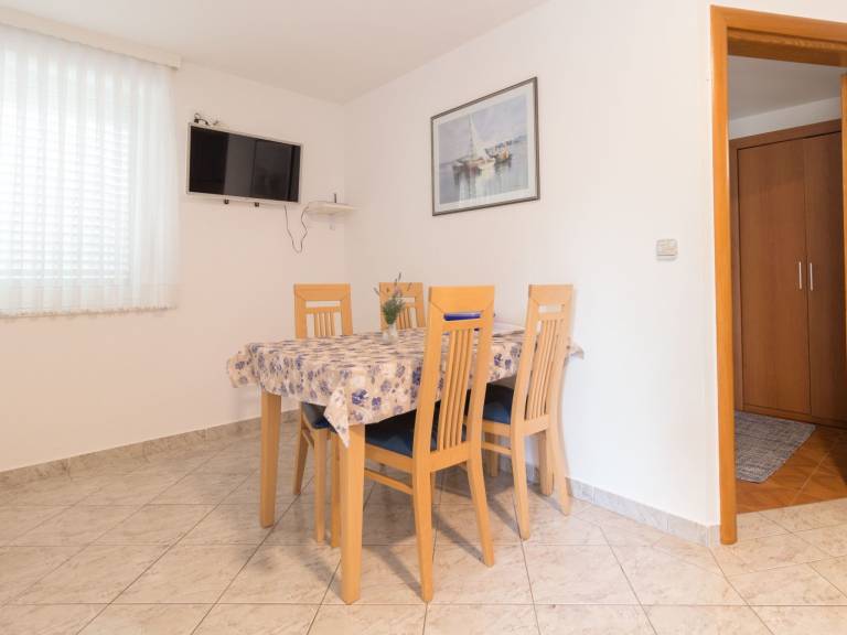 Holiday apartment with garden & patio — photo 2
