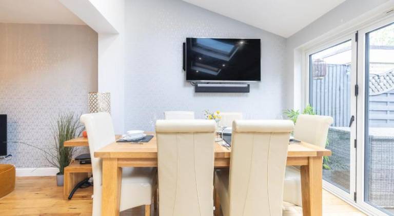 Large 3 Bed House in Coventry by ARP Homes with Hot Tub, Free Parking, Ideal for Groups, Families & — photo 2