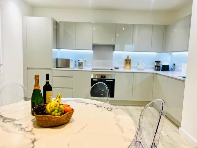 Stylish London Apartment Minutes from Excel & O2 Area — photo 3
