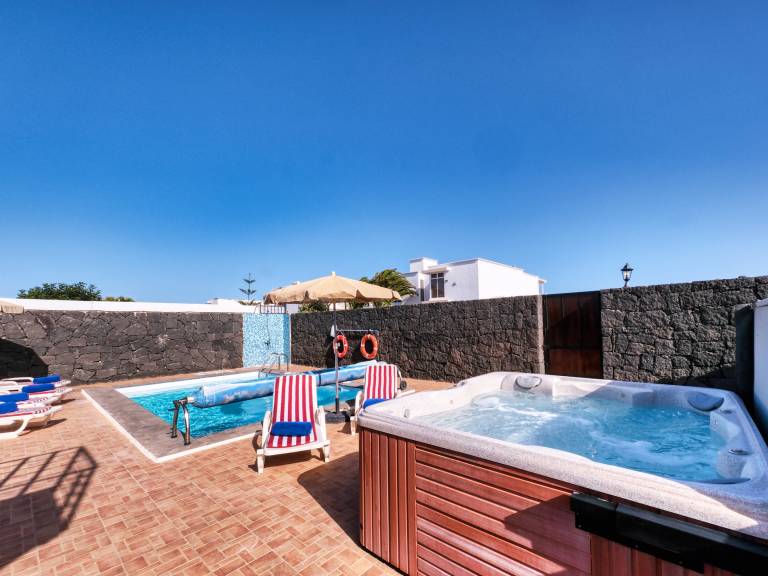 Fully equipped lovely villa with private pool, barbeque & hot tub | Dogs allowed — photo 4