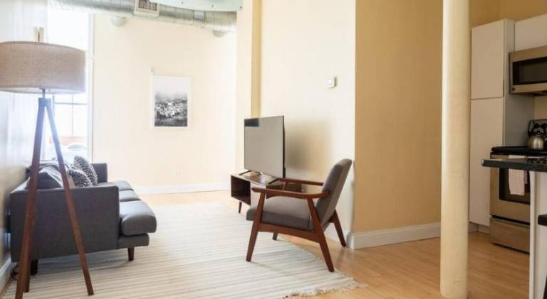 Large Ceilings Centrally Located 4bed 2bath — photo 2