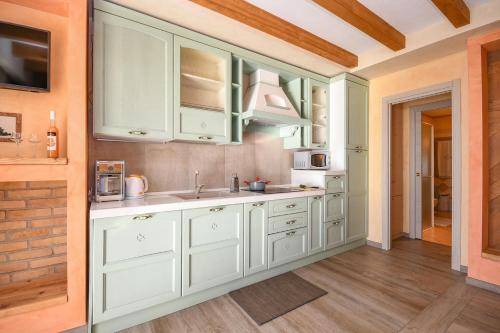 Serviced apartment with patio, yard & hot tub | Suitable for remote work — photo 3
