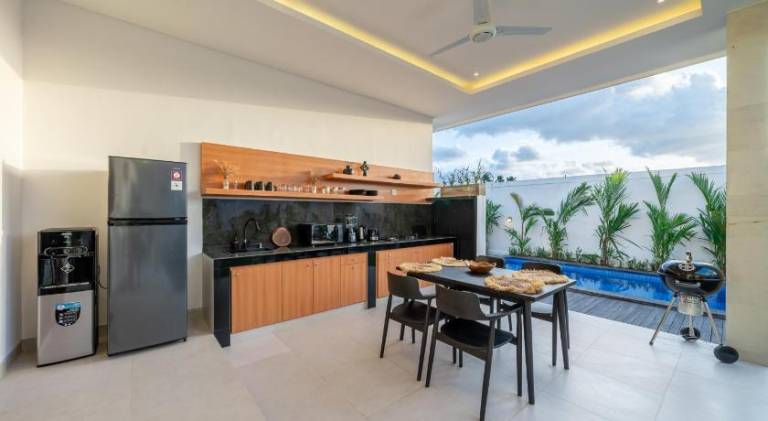 Wonderful villa with yard, patio & private pool | Perfect for remote work | Pets allowed — photo 3