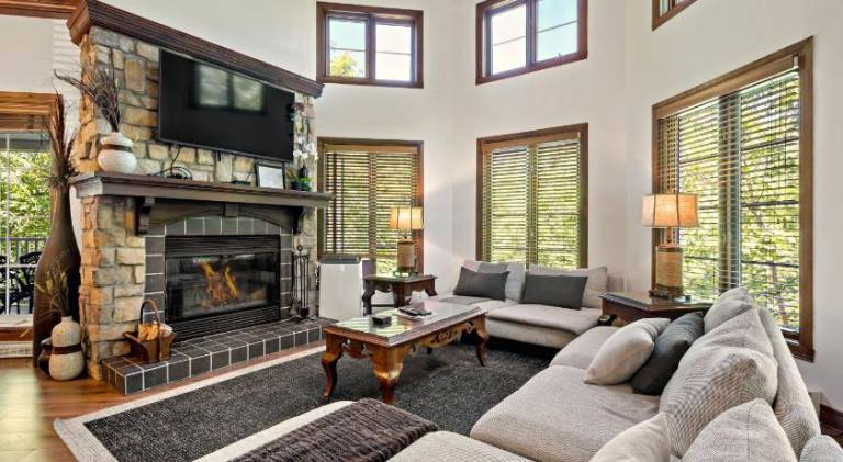 Rental apartment with hot tub & pool | Next to the ski | Pets allowed in Mont-Tremblant, QC