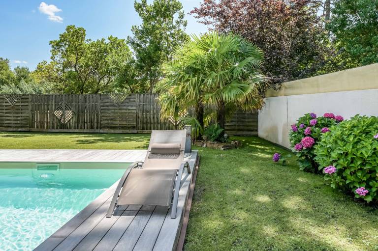 House with BBQ, patio & yard | Garden view — photo 3