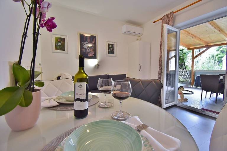 Holiday apartment with terrace, garden & BBQ | Garden view — photo 4
