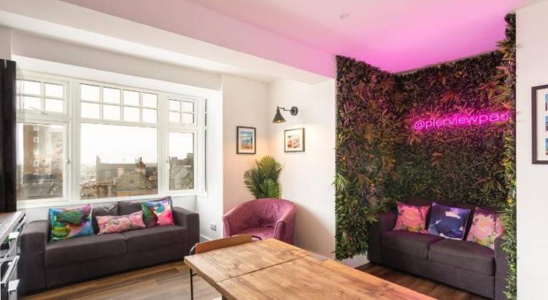 Pierview Pad Attic 10 Person Sunny Seaside Apartment - 2 Min Walk to Beach in Brighton