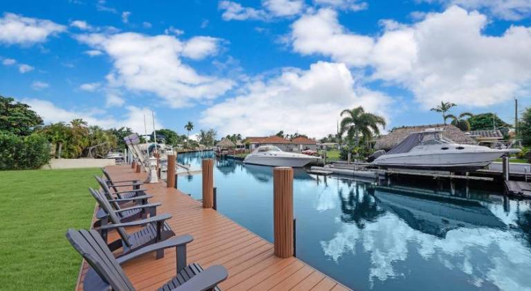 Ample vacation home | Pets are welcome in Dania Beach, FL