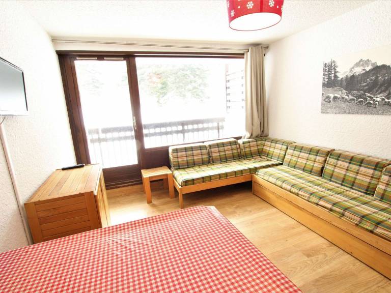 Ski-in/Ski-out Studio with Mountain View, Pool, & Balcony - Sleeps 4 in La Salle-les-Alpes — photo 2