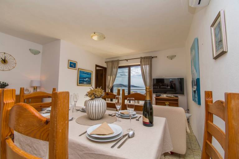Apartment with patio & grill | Sea view — photo 2