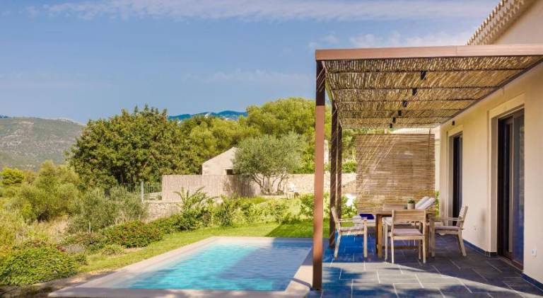 Villa with yard, barbeque & private pool | Good for workation in Kefalonia