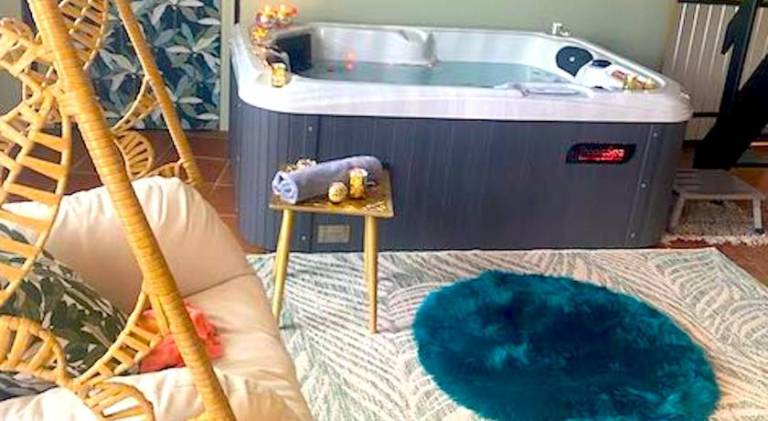 LE PRIEURE - Suites romantiques spa privatif, piscine, jardin, massages proche de Toulouse — photo 4