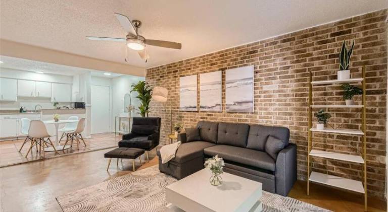 Walkable Dtwn 2B Getaway - Sleeps 5 - Pool, Prkg — photo 3