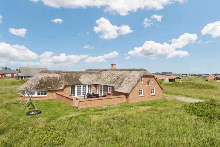 Fully equipped vacation home with hot tub, sauna & barbecue | Pets allowed in Harboore