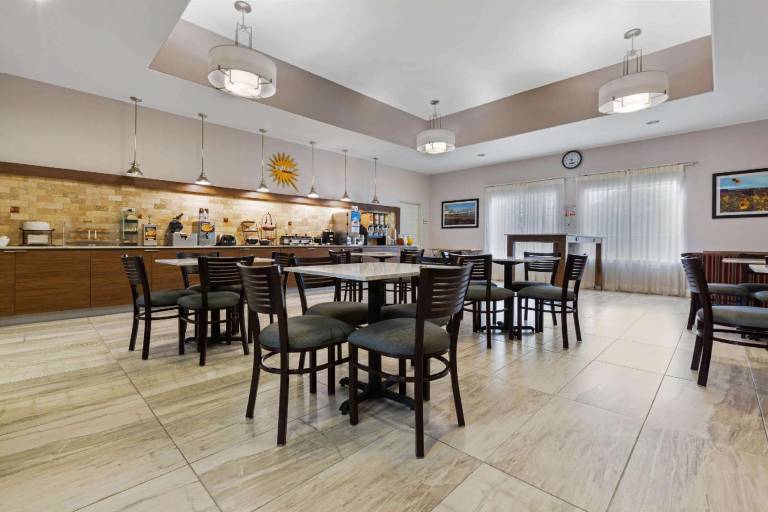 La Quinta Inn & Suites by Wyndham Alvin — photo 4