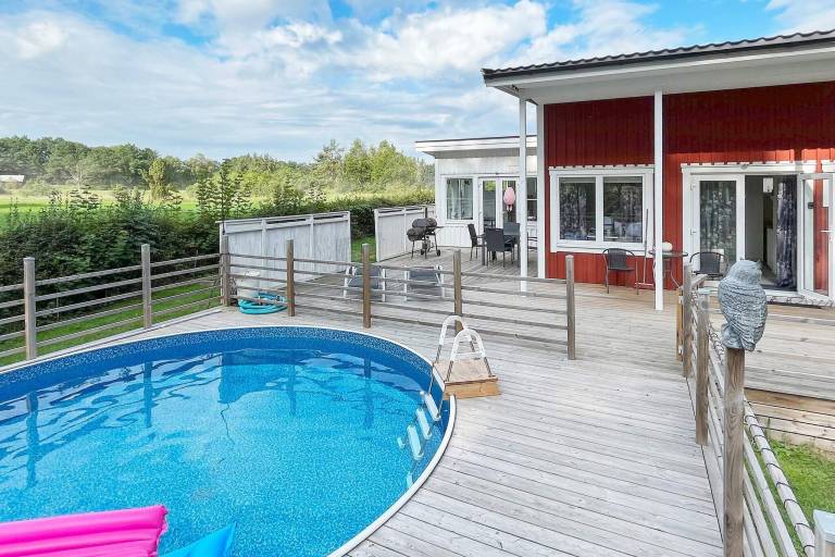Fully equipped vacation home with yard & pool | Pets are welcome — photo 3