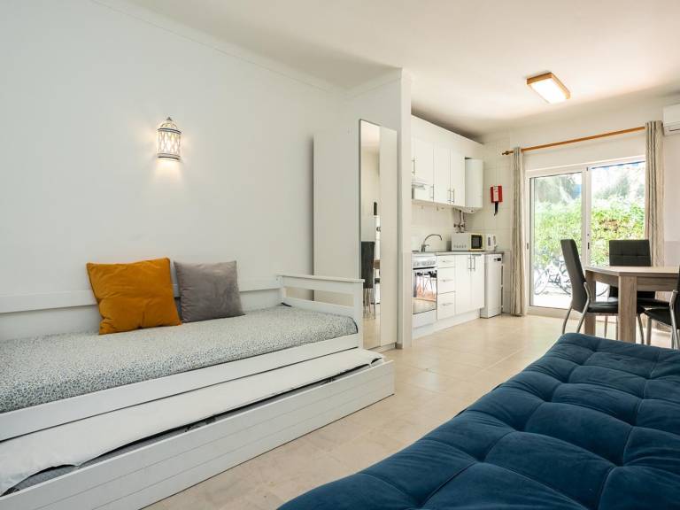 Charming Alvor Flat with Pool and Air Conditioning — photo 3