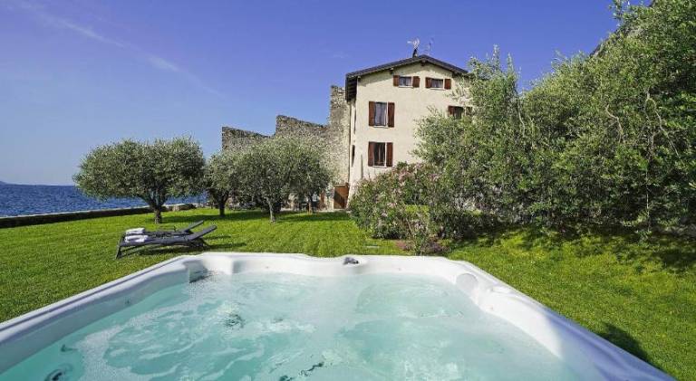 Villa Victoria: Luxury waterfront villa with splendid views in Gargnano