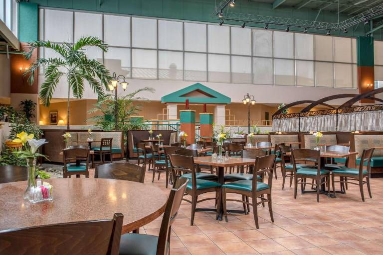 Quality Hotel Conference Center Cincinnati Blue Ash — photo 2