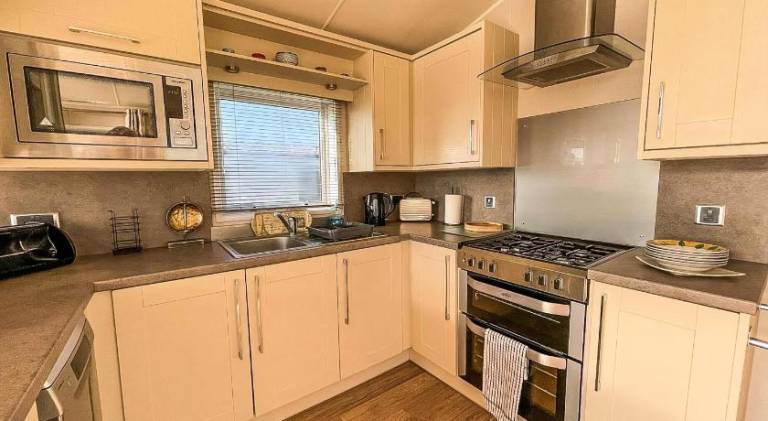 Wonderful 6 Berth Caravan For Hire By A Stunning Norfolk Beach Ref 19006Sd — photo 3