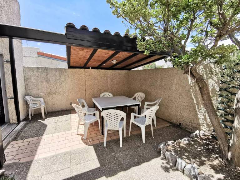 House with terrace — photo 2