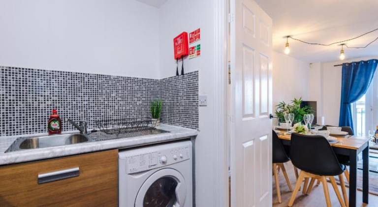 Salford Urban Escape - Stylish Allure Modern 2BR Stay for 6 - Smart Business or Work Ready by Parydi — photo 4