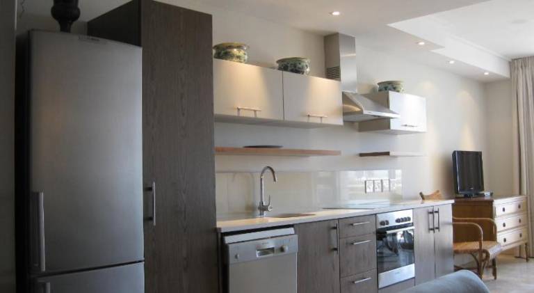 Family-friendly apartment with garden, patio & pool | Near Two Oceans Aquarium | Perfect for remote work | Pets allowed — photo 5