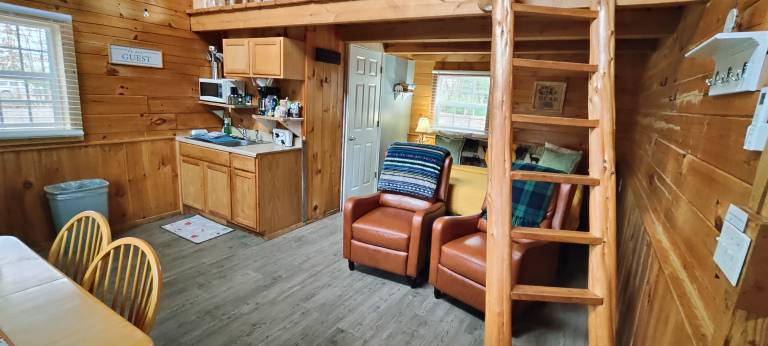 Private Log Cabin in Columbia, KY - Minutes from Green River Lake, Sleeps 4, Full Kitchen, Outdoor Fire Pit Area, Perfect for Relaxing Getaways — photo 2
