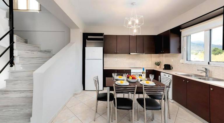 Villa with yard, private pool & barbecue | Water view | Perfect for remote work — photo 4