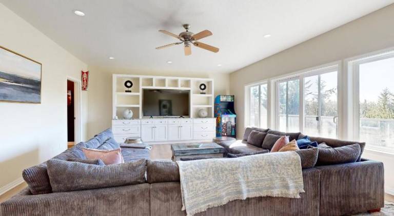 Vacation home with hot tub — photo 4