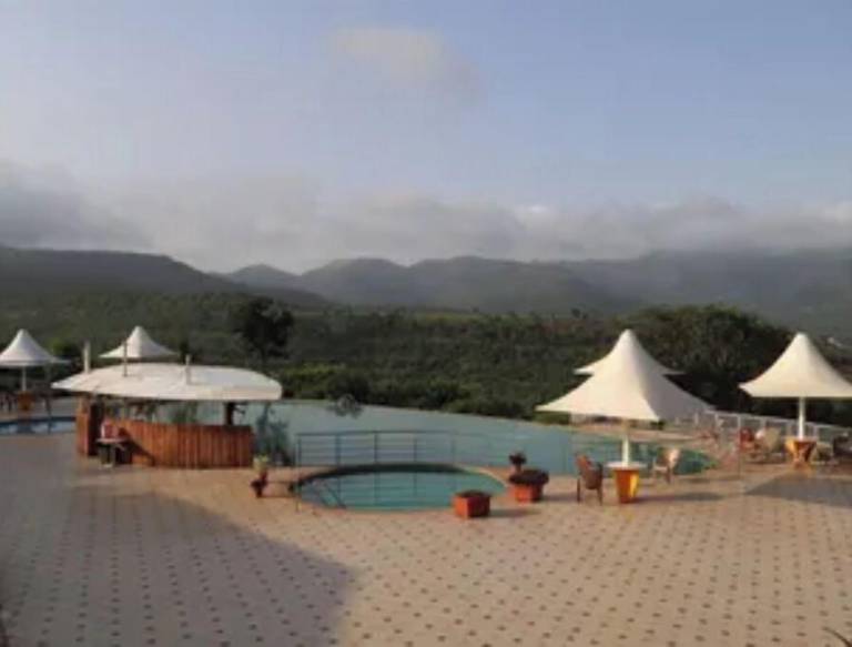 Villa  Amanora Park Town