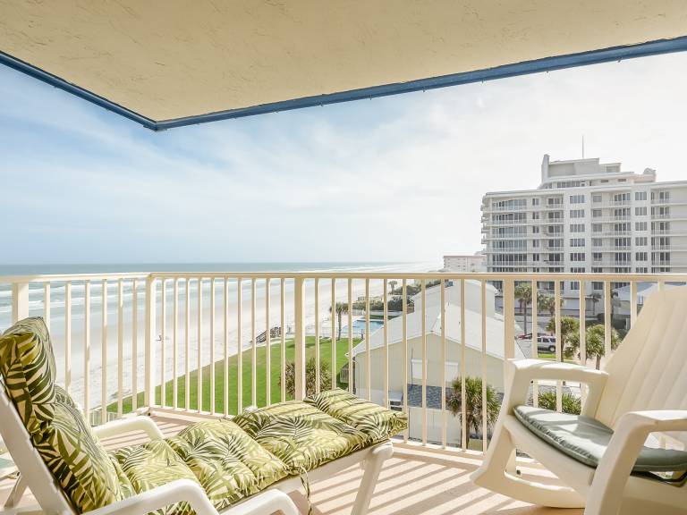 HA508 Top floor 1 1 condo with beautiful ocean views