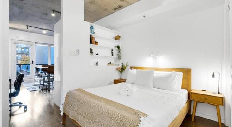 Pristine Parc Avenue Pad With Parking — photo 2