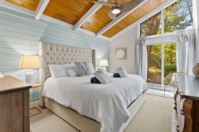 Family-oriented beautiful vacation home with barbecue & private pool | Water view | Pets are welcome — photo 4