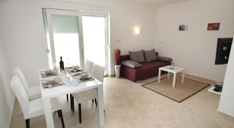 Apartment with BBQ, terrace & garden — photo 4