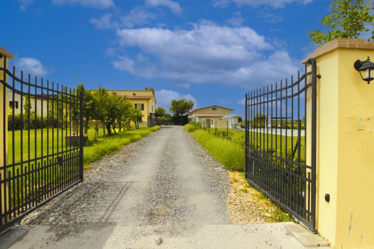 Villa with BBQ, private pool & yard — photo 4