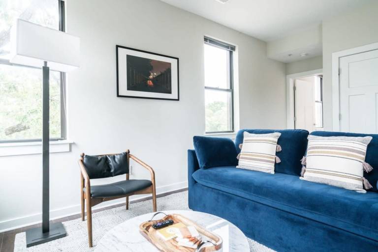 CozySuites Music Row Stunning 2BR -free parking 35 — photo 3