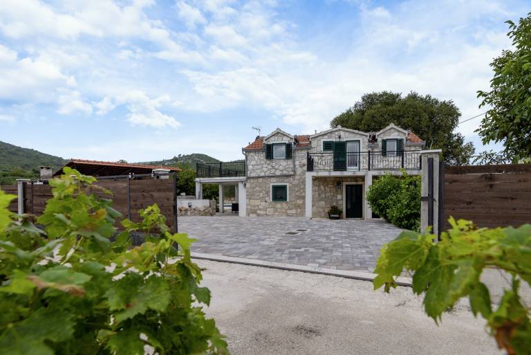 Villa with barbecue, private pool & terrace | Mountain view — photo 2