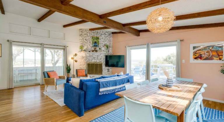 Vacation home with pool — photo 3